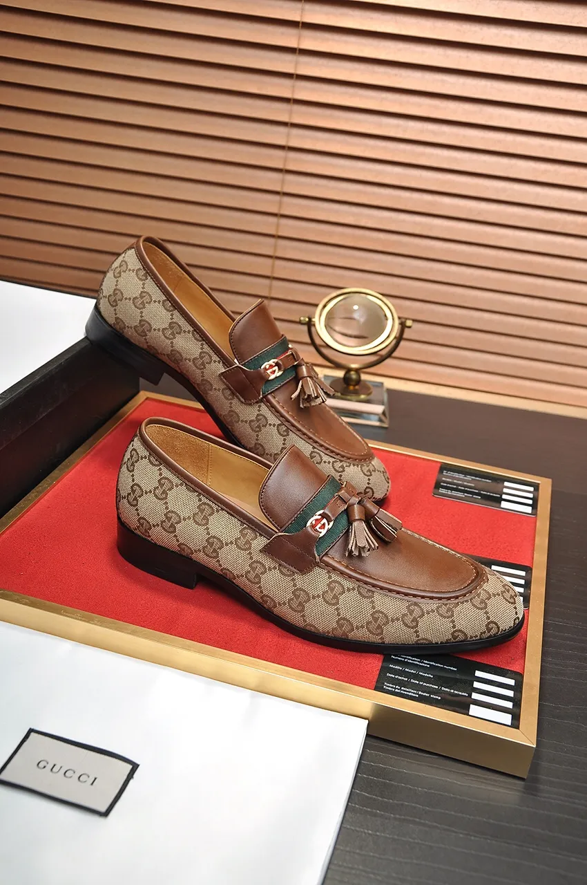 Men's shoes💰500💶Italy's top luxury men's shoe giant (GUCCI) (Gucci) (full cowhide lining) new arrival🍃Original European style🔰 Pleasant to the eye😍In order to make the shoes more durable and non-deformable🌀The production continues to follow traditional methods but there is still no lack of innovation💪Choose original sheepskin for the leather♻️ Smooth and natural And extra bright ⭐Made of imported cowhide, the first choice of rich people 38-45 (45 customized)